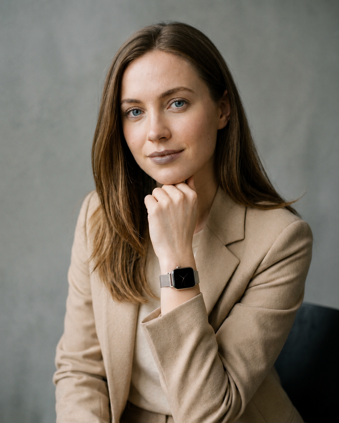 Woman wearing silver mesh magnetic strap smartwatch in beige blazer
